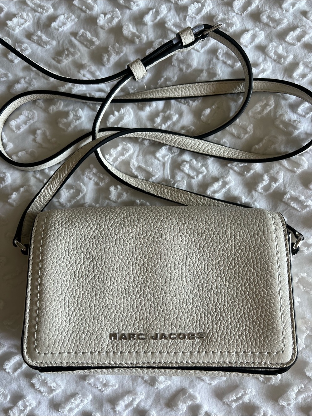 Marc Jacobs White Pebbled Leather Crossbody Bag with Black Edge Trim